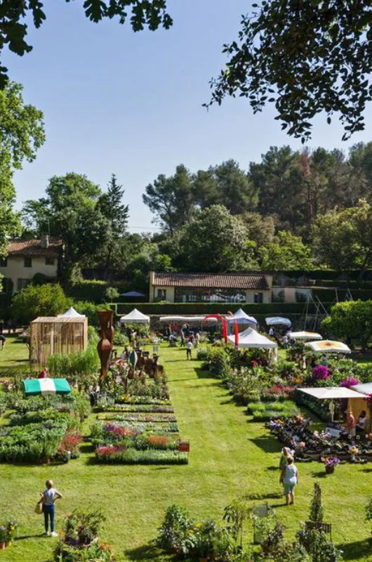 Les Journées des Plantes d'Albertas sont dédiées à tous les amoureux des plantes rares et méditerranéennes. Amateurs, passionnés ou petits jardiniers en herbe, ne manquez pas ce bel événement jardin, devenu incontournable dans le Sud de la France. Les pépiniéristes et artisans du jardin participants sont sélectionnés avec attention. Leur but commun est de participer au maintien de la richesse botanique. Ils seront près de 180 à vous accueillir. Venez découvrir leur collections originales et partager avec eux expériences, savoirs et conseils. Les Jardins d'Albertas sont classés monument historique. Seul, en famille ou entre amis venez découvrir ce cadre poétique. Balades, rencontres, conseils des exposants, interludes musicaux, ateliers pour les grands et les petits, espace détente…Un programme original et festif pour tous !