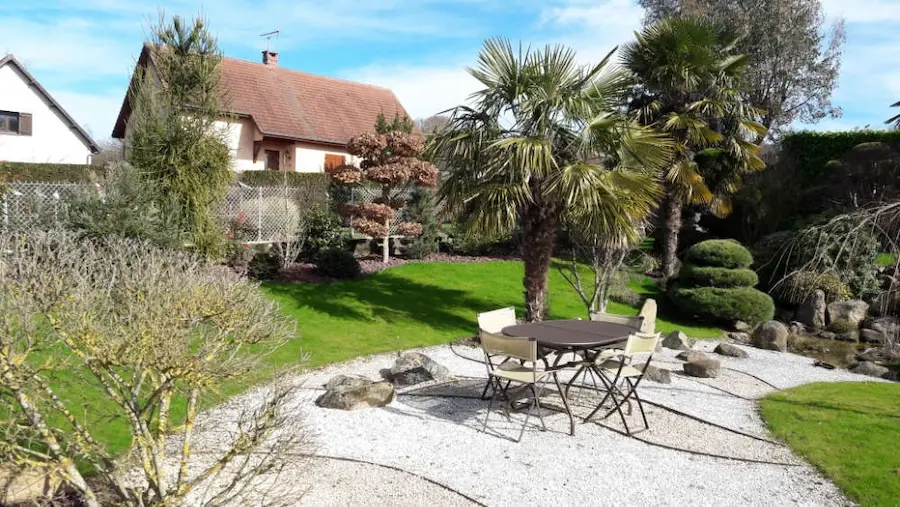 Entretien d'espaces verts r&eacute;alis&eacute; par les Jardins de Poigny