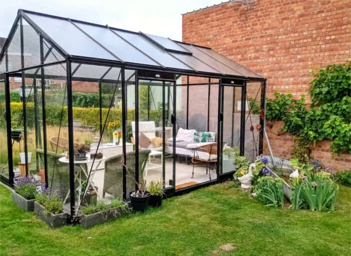 Serre en verre &agrave; parois droites