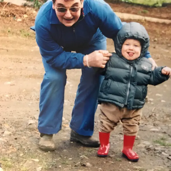 Xavier, à 1 an, dans la ferme de ses grands-parents