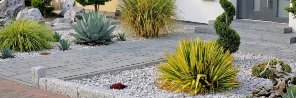 Paillage min&eacute;ral pour lutter naturellement contre les mauvaises herbes